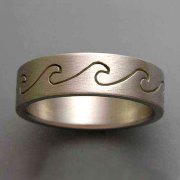 Bands 3-10: Grooved wave pattern in white gold