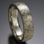 Seamless Mokeme Gane Woodgrain pattern in 14kt. palladium and White Gold lining, flat band style